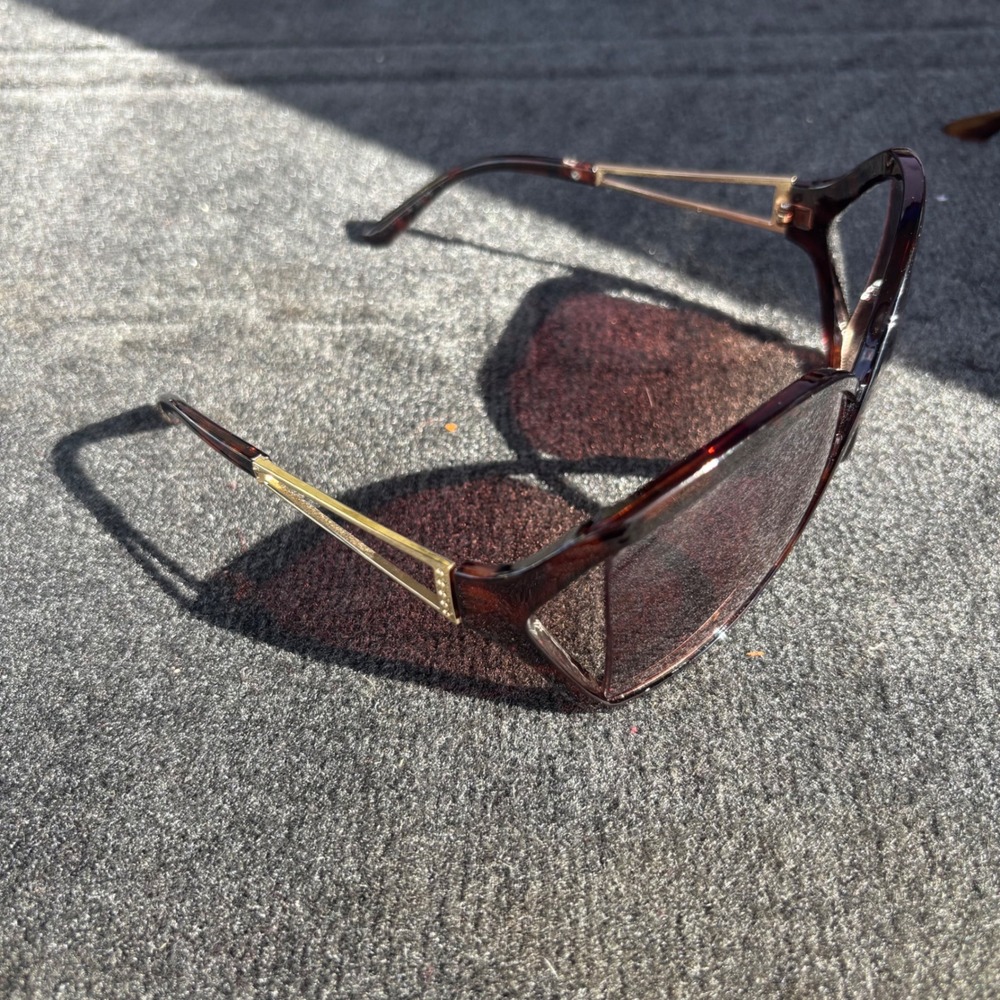 Y2K Jessica Simpson oversized glases with rihestone on the sides gold tone